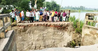 টাঙ্গাইলে ব্রিজের সংযোগ সড়ক ভেঙে ভোগান্তিতে লক্ষাধিক মানুষ